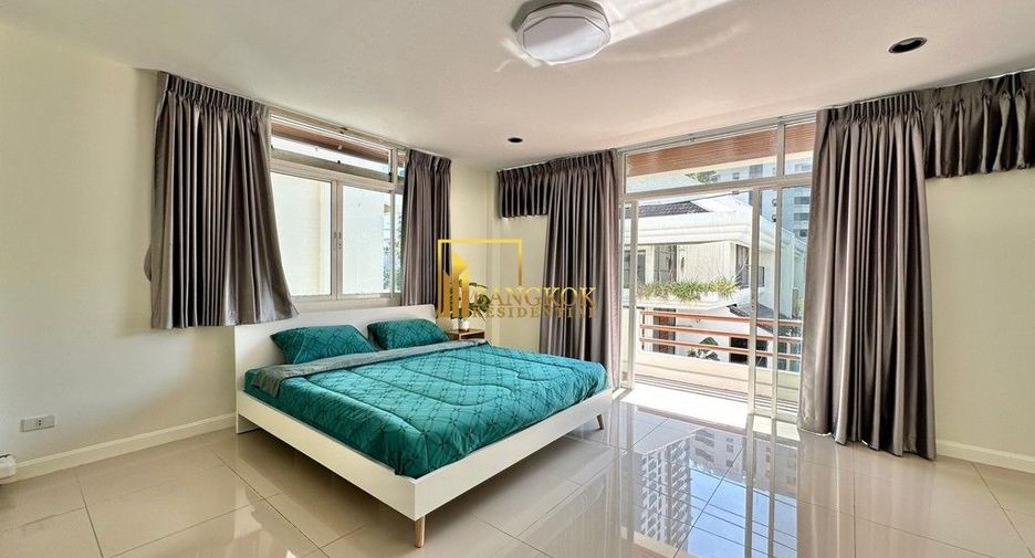 For rent 5 bedrooms townhouse in Watthana, Bangkok