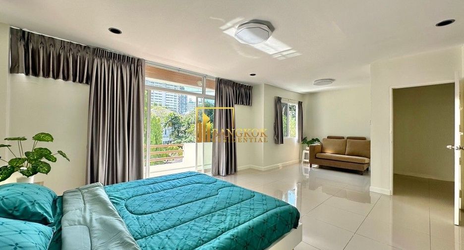 For rent 5 bedrooms townhouse in Watthana, Bangkok