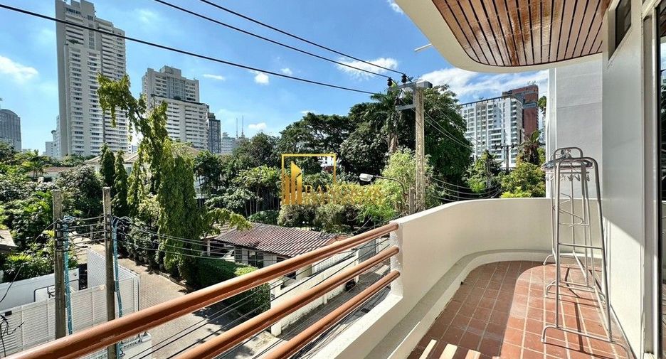 For rent 5 bedrooms townhouse in Watthana, Bangkok