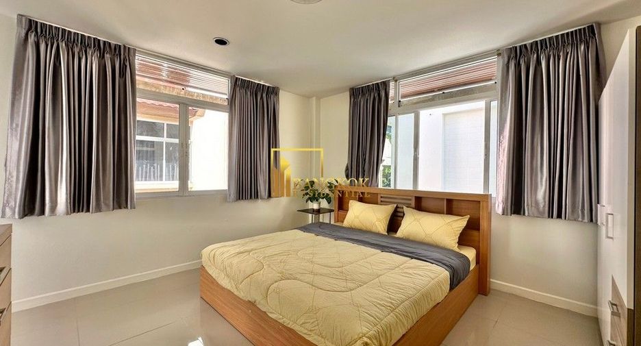 For rent 5 bedrooms townhouse in Watthana, Bangkok