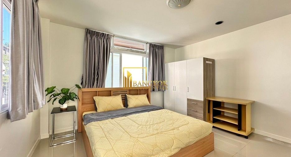 For rent 5 bedrooms townhouse in Watthana, Bangkok