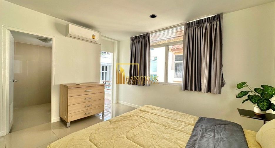 For rent 5 bedrooms townhouse in Watthana, Bangkok