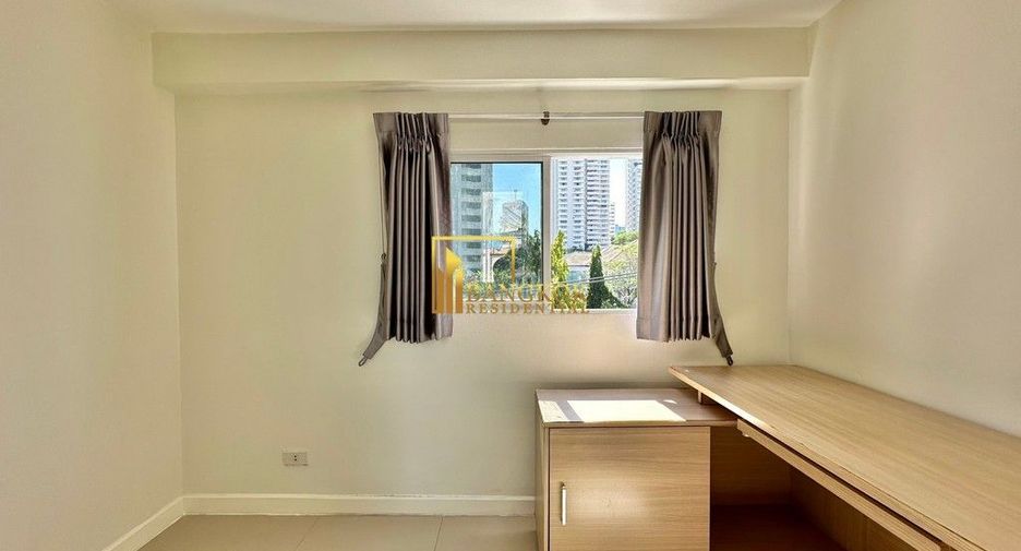 For rent 5 bedrooms townhouse in Watthana, Bangkok