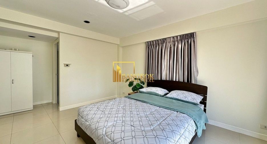 For rent 5 bedrooms townhouse in Watthana, Bangkok