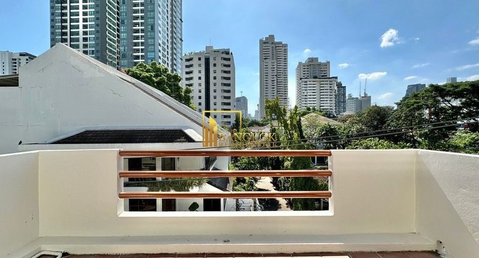 For rent 5 bedrooms townhouse in Watthana, Bangkok