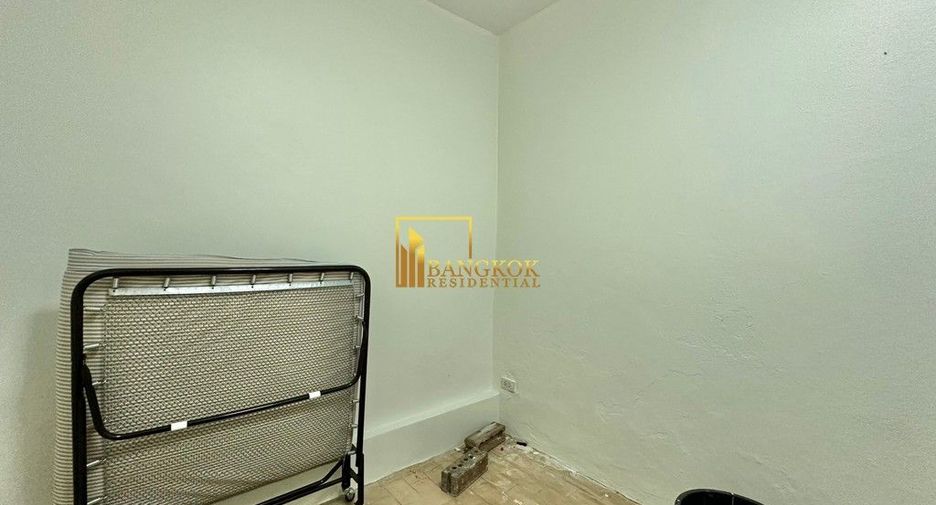 For rent 5 bedrooms townhouse in Watthana, Bangkok