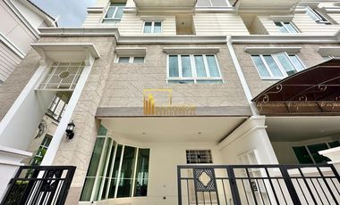 À louer 4 chambres maison de ville à Bang Kho Laem, Bangkok