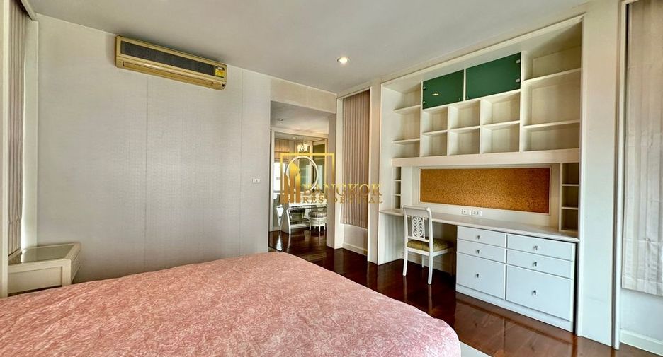 À louer 4 chambres maison de ville à Bang Kho Laem, Bangkok