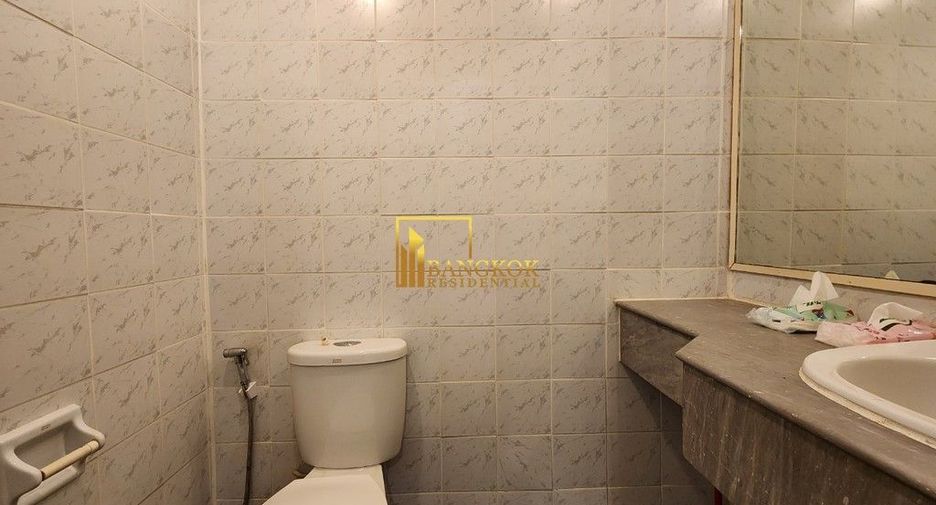 For rent 4 bedrooms townhouse in Watthana, Bangkok