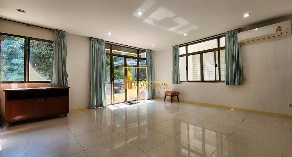 For rent 4 bedrooms townhouse in Watthana, Bangkok