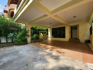 For rent 4 bedrooms townhouse in Watthana, Bangkok