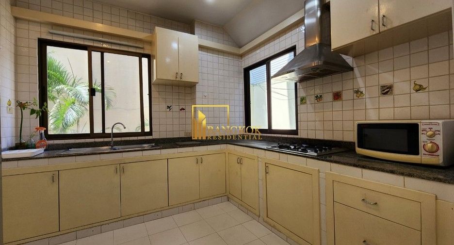 For rent 4 bedrooms townhouse in Watthana, Bangkok