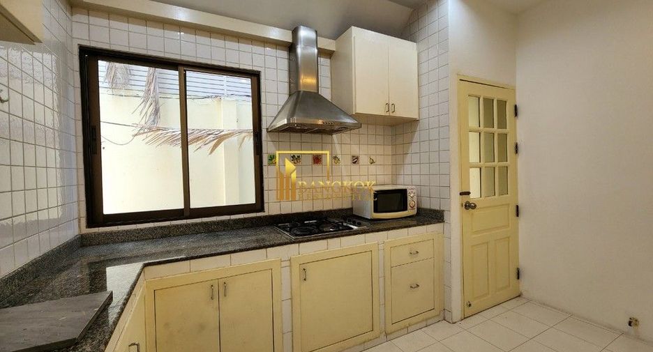 For rent 4 bedrooms townhouse in Watthana, Bangkok