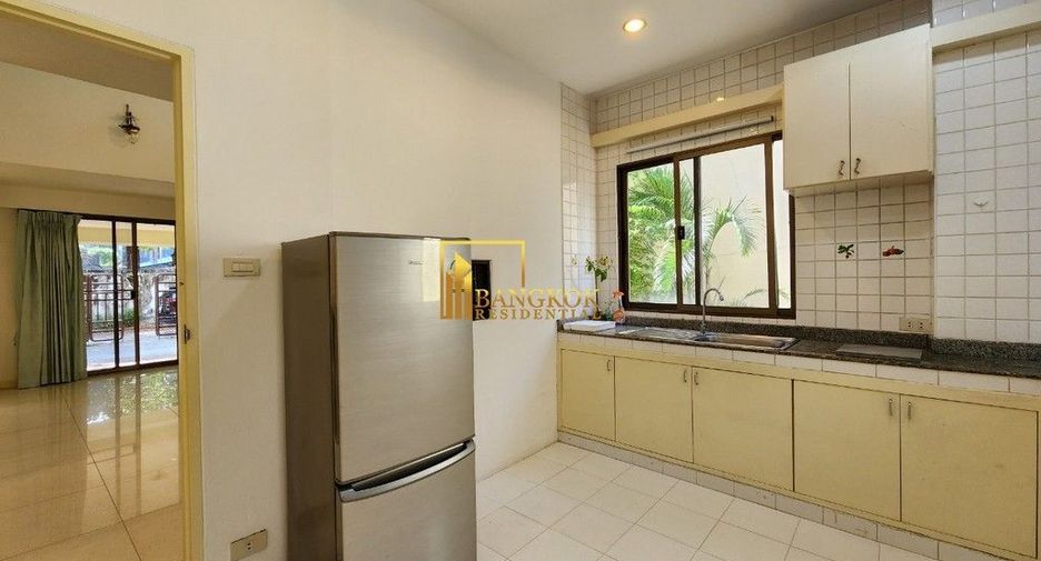 For rent 4 bedrooms townhouse in Watthana, Bangkok