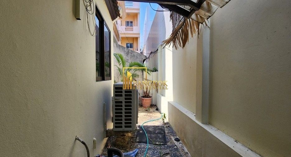 For rent 4 bedrooms townhouse in Watthana, Bangkok