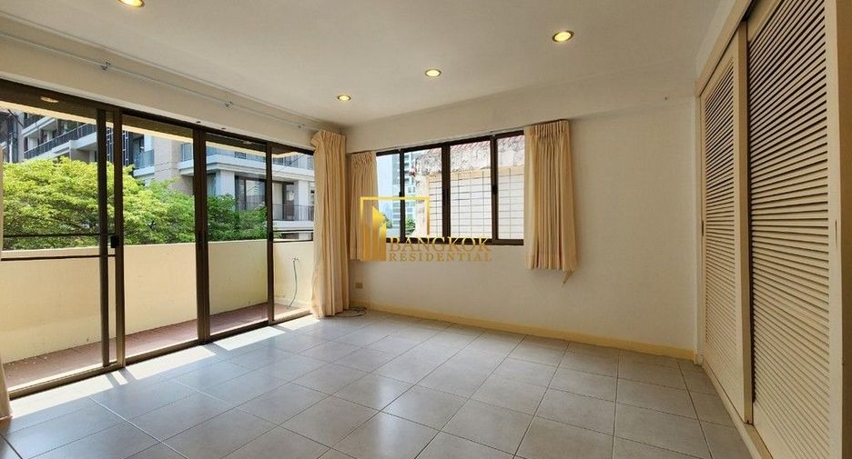 For rent 4 bedrooms townhouse in Watthana, Bangkok