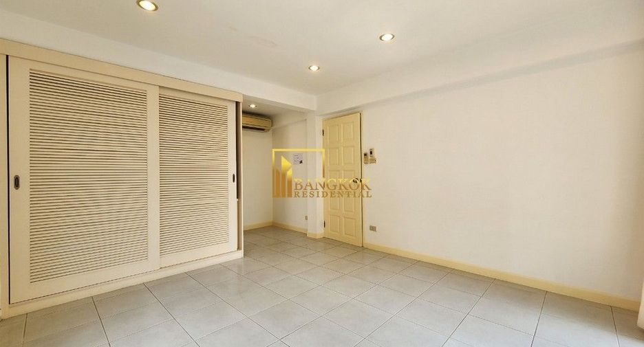 For rent 4 bedrooms townhouse in Watthana, Bangkok