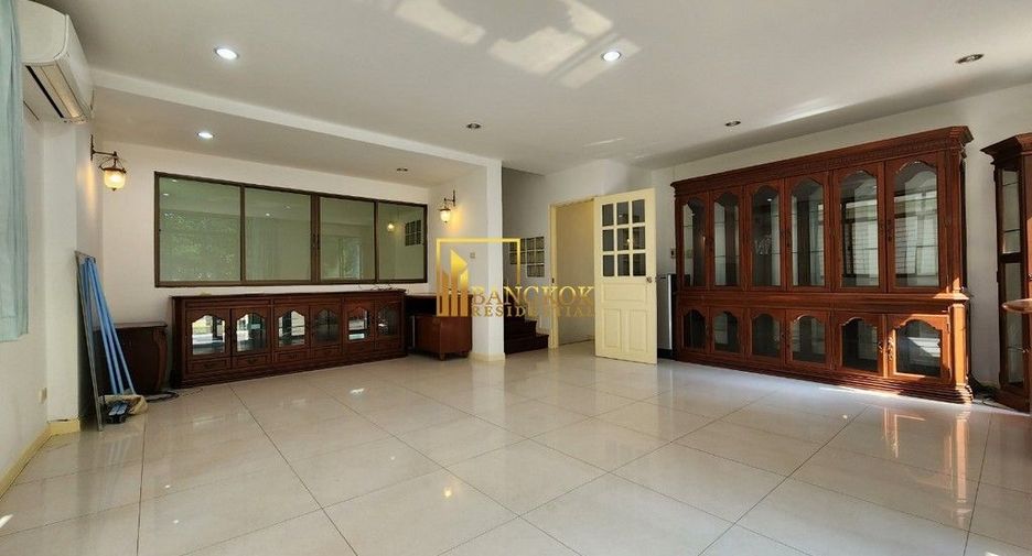 For rent 4 bedrooms townhouse in Watthana, Bangkok