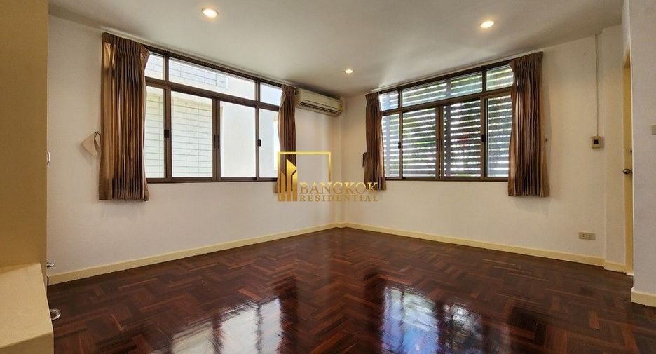 For rent 4 bedrooms townhouse in Watthana, Bangkok
