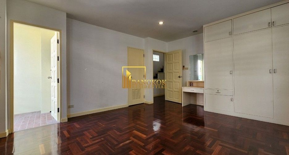For rent 4 bedrooms townhouse in Watthana, Bangkok