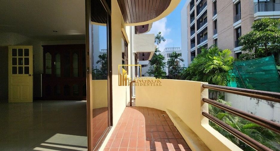 For rent 4 bedrooms townhouse in Watthana, Bangkok