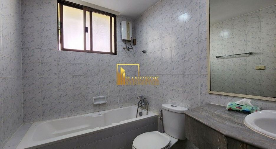 For rent 4 bedrooms townhouse in Watthana, Bangkok