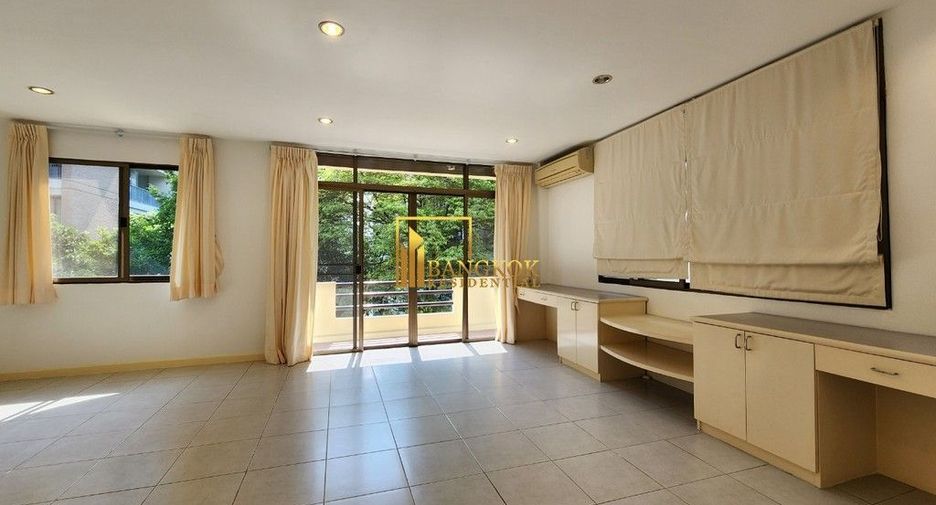 For rent 4 bedrooms townhouse in Watthana, Bangkok