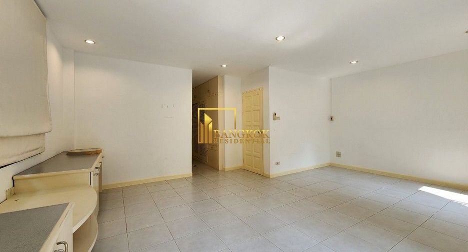 For rent 4 bedrooms townhouse in Watthana, Bangkok