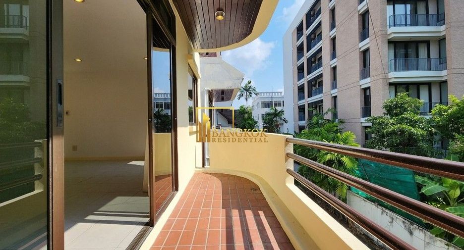 For rent 4 bedrooms townhouse in Watthana, Bangkok
