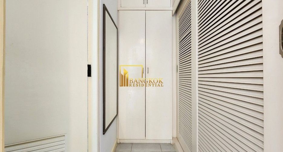 For rent 4 bedrooms townhouse in Watthana, Bangkok
