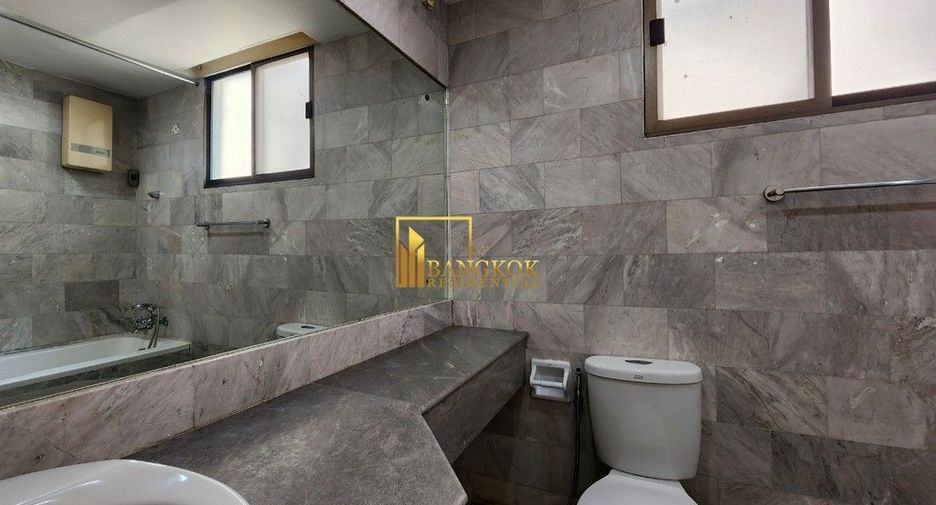 For rent 4 bedrooms townhouse in Watthana, Bangkok