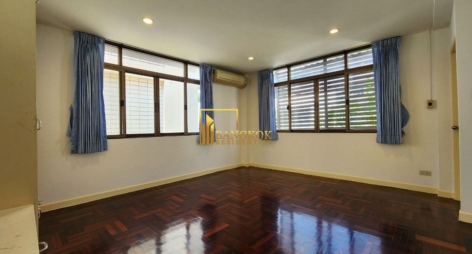 For rent 4 bedrooms townhouse in Watthana, Bangkok
