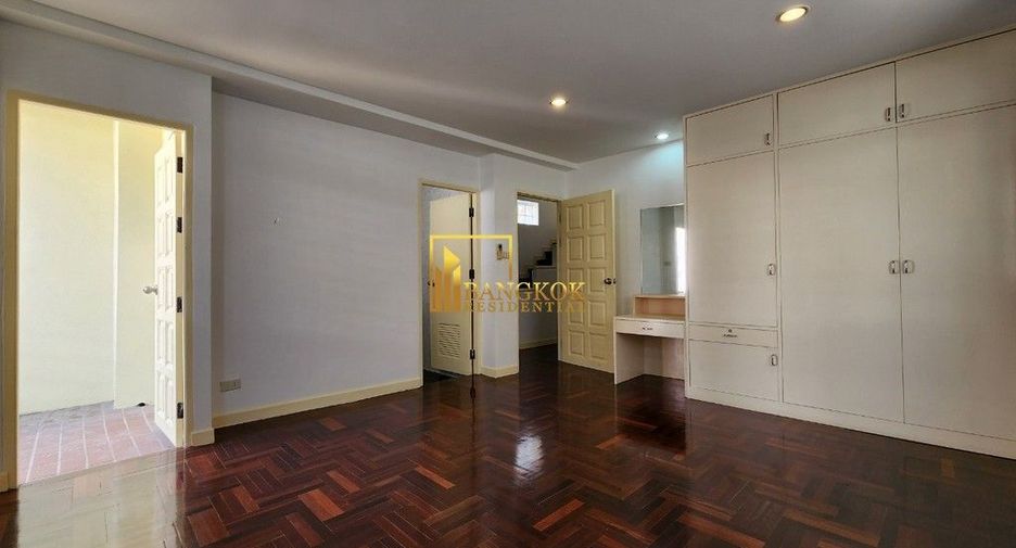 For rent 4 bedrooms townhouse in Watthana, Bangkok