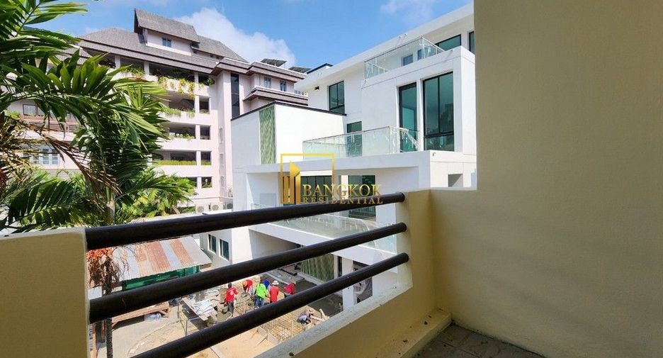 For rent 4 bedrooms townhouse in Watthana, Bangkok