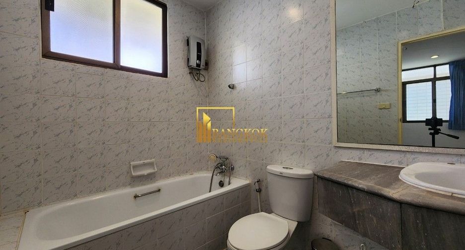 For rent 4 bedrooms townhouse in Watthana, Bangkok