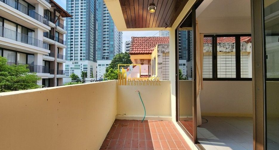 For rent 4 bedrooms townhouse in Watthana, Bangkok