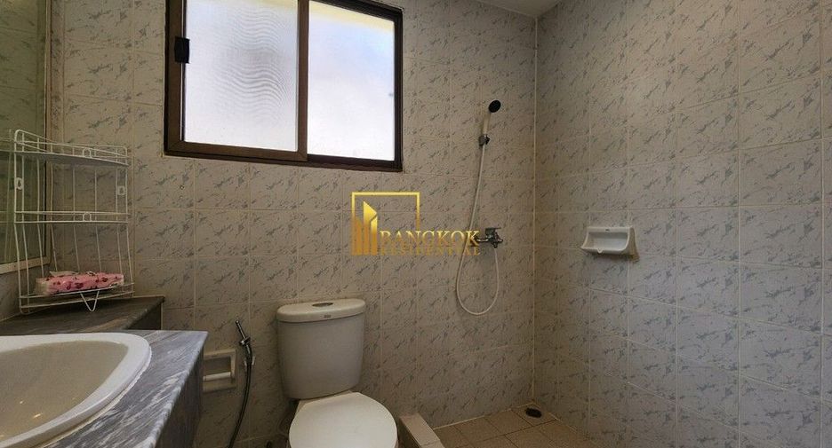 For rent 4 bedrooms townhouse in Watthana, Bangkok