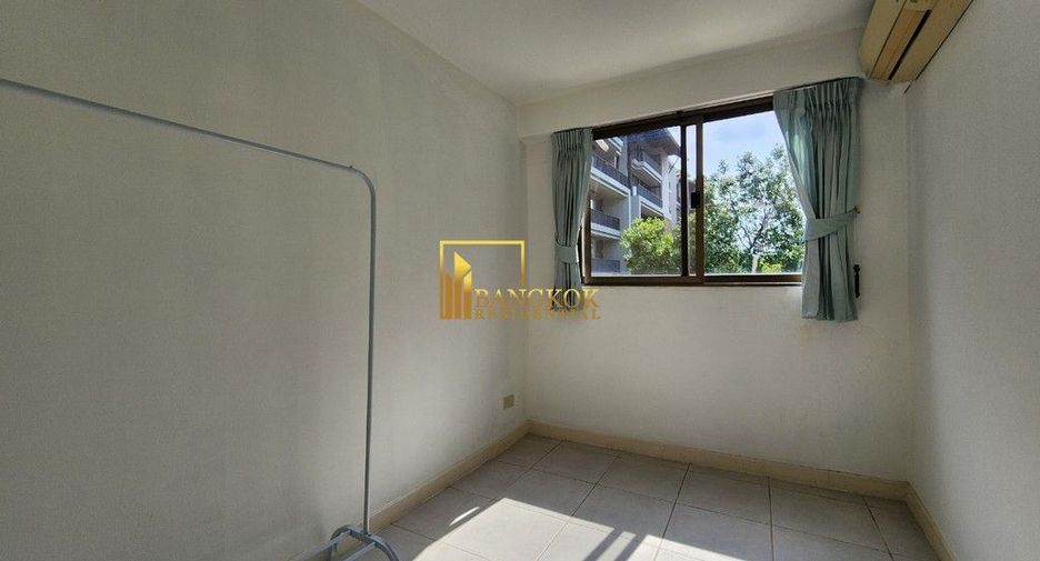 For rent 4 bedrooms townhouse in Watthana, Bangkok