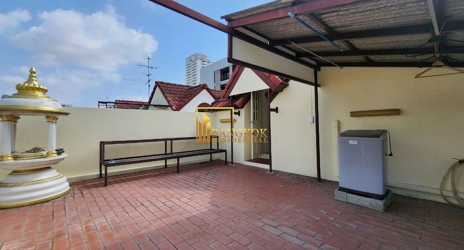 For rent 4 bedrooms townhouse in Watthana, Bangkok