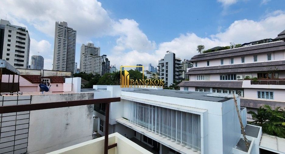 For rent 4 bedrooms townhouse in Watthana, Bangkok