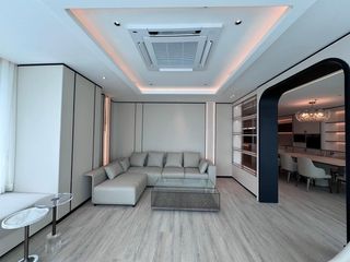 For sale 3 Beds condo in Dusit, Bangkok