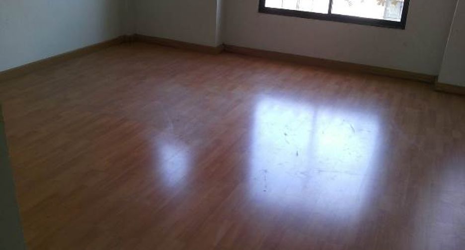 Casa adosada en venta de estudio en Min Buri, Bangkok