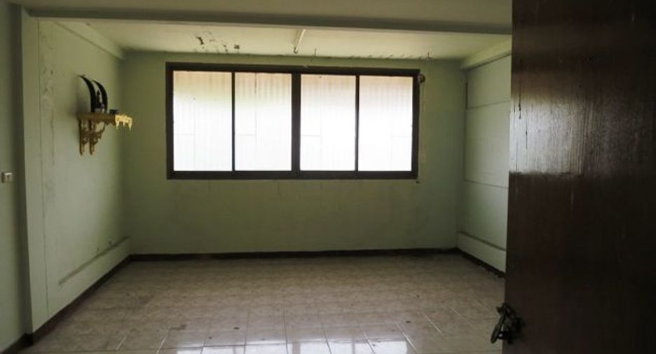 Casa adosada en venta de estudio en Bueng Kum, Bangkok