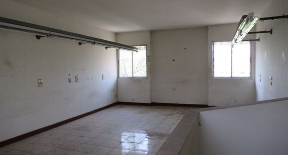 Casa adosada en venta de estudio en Bueng Kum, Bangkok