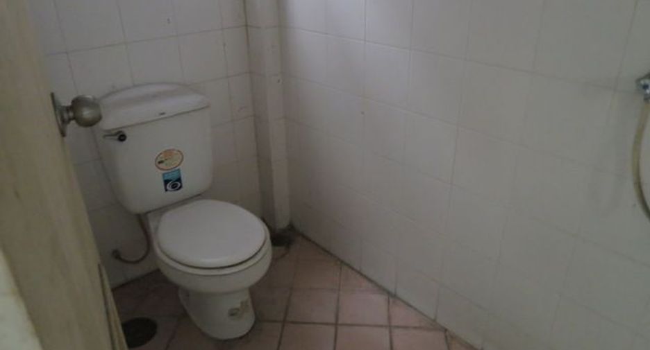 Casa adosada en venta de estudio en Bueng Kum, Bangkok