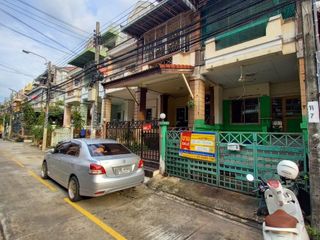 Casa adosada en venta de estudio en Bang Bon, Bangkok