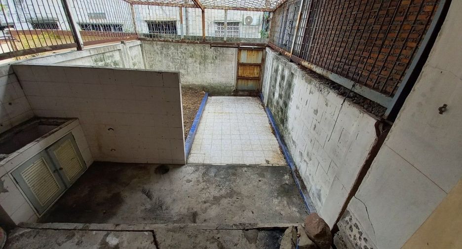 Casa adosada en venta de estudio en Bang Bon, Bangkok