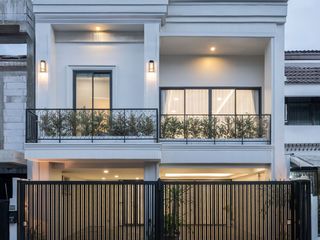 For rent 4 bed townhouse in Watthana, Bangkok