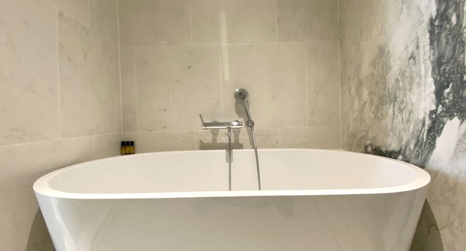 For rent そして for sale 2 Beds condo in Pathum Wan, Bangkok