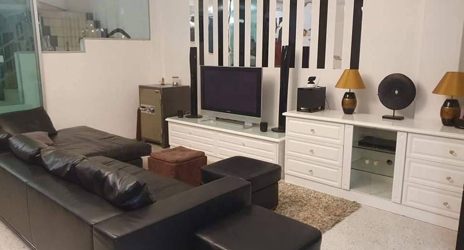 For rent 4 ベッドルーム townhouse in Yan Nawa, Bangkok